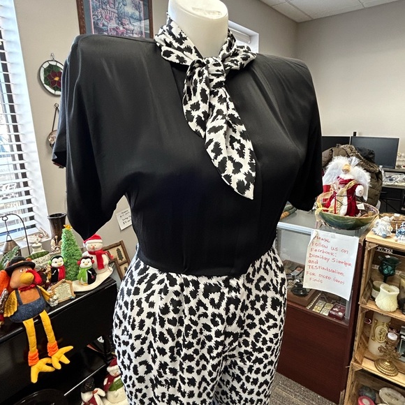 VINTAGE PRAGO Stylish Black and White Jumpsuit! - Picture 6 of 9